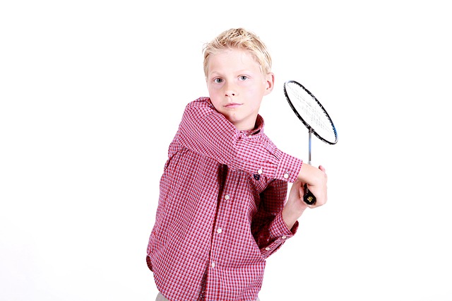 chlapec s badmintonovou raketou