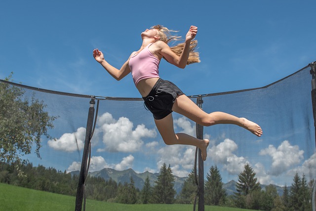 dívka na trampolíně